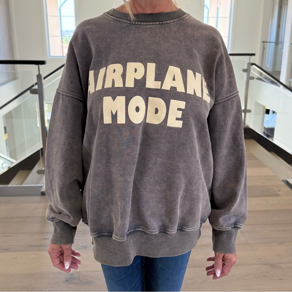Le Lis Gray Crewneck Sweater with Text